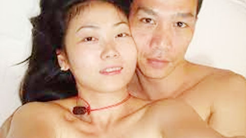 迷妹推荐--洋帅哥康爱福用小铁扣夹着汪珍珍的阴唇舌舔热身大屌前后抽插粉嫩小穴内射出浆