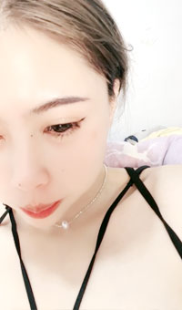 大眼睛網紅妹妹！一線天幹淨粉穴！捂著臉道具自慰，翹起美臀跳蛋塞穴拉扯