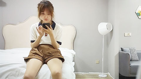 迷妹推荐--漂亮小姐姐，口活不错认真吸吮，主动骑乘屁股猛坐，操累了再口一会