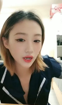 小姐姐饥渴的不行，很喜欢做爱，很舒服，无套射胸