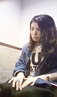 牛仔衫美眉闻自己擦过逼逼的卫生纸