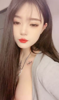 微胖女神露脸来袭，跟狼友互动撩骚精彩小秀，诱惑艳舞性感纹身，奶子比心精彩刺激，无毛白虎逼特写展示真骚