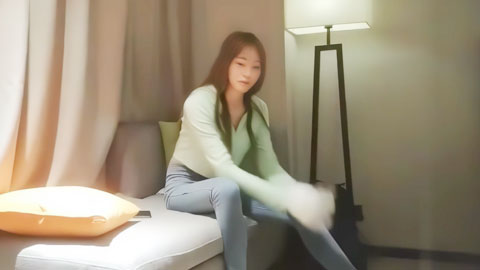 迷妹推荐--长腿牛仔裤_青春少女大长腿操到沙发都移位