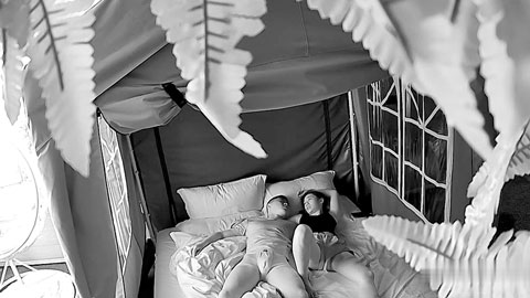 迷妹推荐--偷拍学生情侣开房小哥疑似发现摄像头照样把妹子干到月事来潮