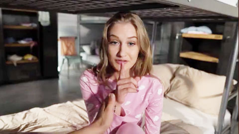 小声点 爸妈在下面呢 别让他们听见