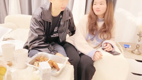 迷妹推荐--便利店兼职学生妹，重金加上甜言蜜语，拿下爆操♈_♈_♈撸管佳作