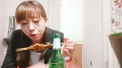 迷妹推荐--31岁少妇，小胖哥抠穴舌吻，饥渴难耐，骚逼得到高潮满意离开