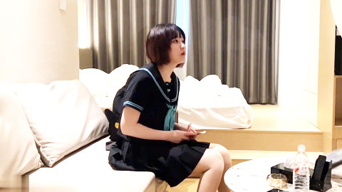 迷妹推荐--约了一个还在上学的JK学生妹，妹妹皮肤白皙光滑，白虎小穴，把她腿掰开狠狠的干她