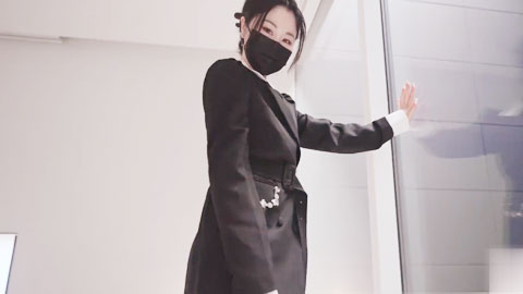 迷妹推荐--房产经纪人穿着吊带黑丝情趣内衣来到我的房间，高冷女白领私下也是小母狗一个