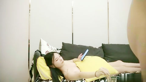 迷妹推荐--极品00后小萝莉奶声奶气，苗条清新沙发啪啪激情无限