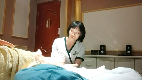 迷妹推荐--会所找女技师，骑在身上摸屌，扒下裤子磨蹭骚逼，硬了一下插入，翘起屁股爆操