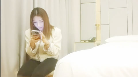 迷妹推荐--在床上掰穴揉搓深喉口交后骑乘猛操看妹子表情有点吃不消