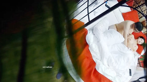 迷妹推荐--身材不错的美乳学妹草逼