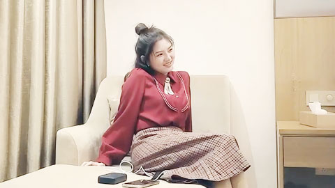 迷妹推荐--罕见美乳又大有粉，鲍鱼干净粉嫩水多，淫荡温柔风情万种，激情啪啪劲爆刺激