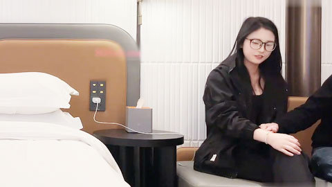 迷妹推荐--今天约了个学生妹，旺仔小馒头还在发育中，不会口活差点口吐了，下面毛毛很少很紧都给干红了，还给我介绍她朋友