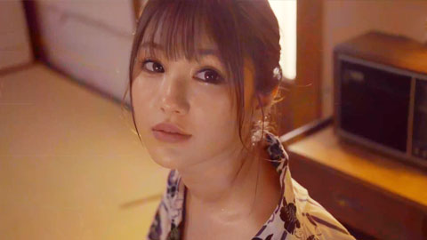 夏末的汗流浃背中出性交成为人妻的表姐毫无防备的性感，让人无法抑制理性