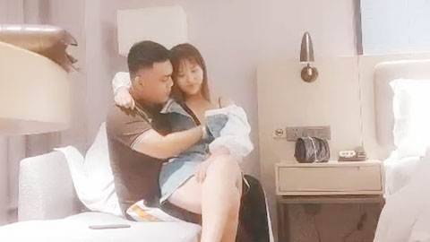 迷妹推荐--刚下海的羞涩小美女