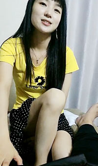 KU【探花】探花足浴迷死人的小少妇颜值不错，大哥做着按摩总是动手动脚的又想摸逼又想揉奶子，玩了个肾疗让小少妇足交