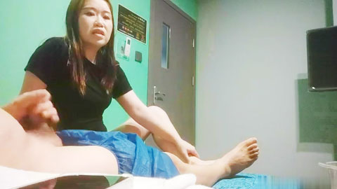 迷妹推荐--足疗骚女，谈好价这个可以插进去，大屁股激情猛坐