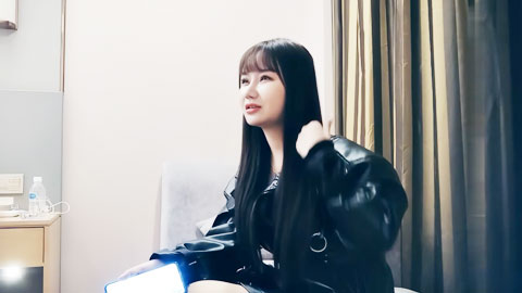 迷妹推荐--啪啪第一场皮衣长发美女，沙发亲亲摸摸舔B调情，超近距离啪啪最后射嘴里