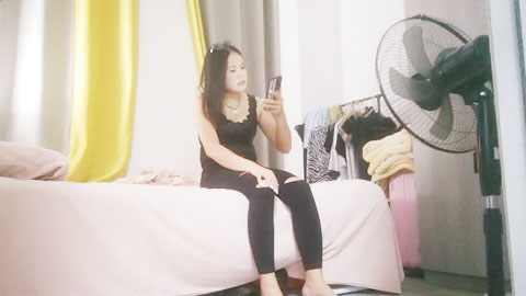 迷妹推荐--去厂妹家操逼，168cm大长腿，扒掉裤子扣穴，舔硬屌主动骑乘，逼太紧夹射了