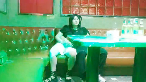 迷妹推荐--大胸公主相拥高歌，灯红酒绿微醺之际，裸体沙发口交啪啪，浪叫不断真会玩