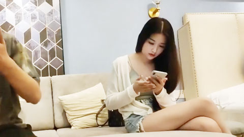 迷妹推荐--漂亮美女吃鸡啪啪 哥们是真喜欢舔逼抠逼把妹子爽的呻吟不停受不了 操逼也猛