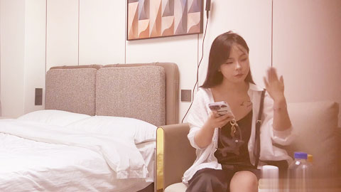 迷妹推荐--一个微胖妹子，尝试多镜头拍摄，口活非常好，下面没毛侧身干的时候表情非常痛苦