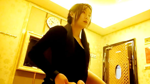 迷妹推荐--双马尾漂亮女技师！超近视角拍摄，按摩一番再开操，扶着细腰后入