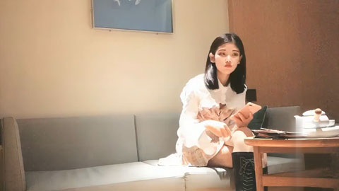 迷妹推荐--短裙妹子啪啪，同经纪说好后，口交摸逼抬腿侧入抽插，好几个体位猛操