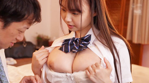 作为一名班主任，我无法抗拒看到我的学生的可笑的大乳房，不知不觉中，我的性欲暴露了，我一次又一次地呕吐到她的H罩杯中