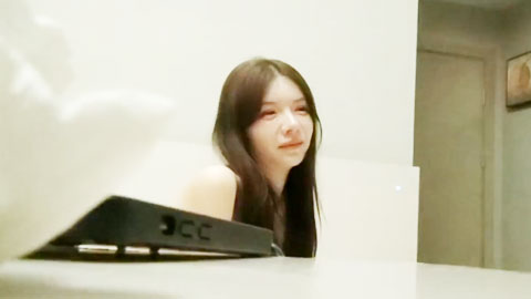 迷妹推荐--妹妹张开双腿一顿舔逼，抱着操舒服的呻吟