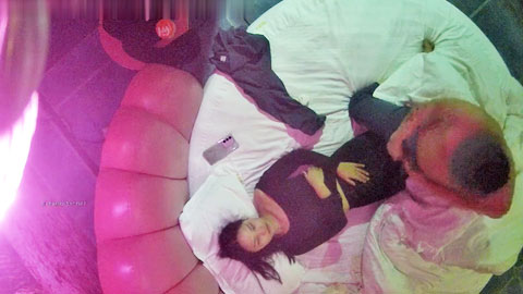 迷妹推荐--新流出酒店偷拍少妇貌似犯了啥错误被男的训斥按在床上强迫做爱