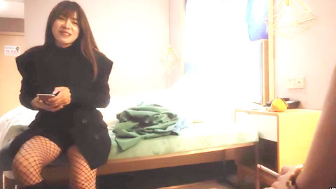 迷妹推荐--高端小模特，大圈高颜值，黑色网袜美腿，S型身材超棒，小哥尽情输出，搞得妹子瘫软