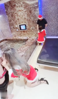 两位极品台妹穿上圣诞服饰超级诱人，口交啪啪，各种姿势场面极度淫乱