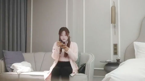 迷妹推荐--一舔逼爽得乱耸，白浆把套子都搞白了，全程换了两个套套，好激情