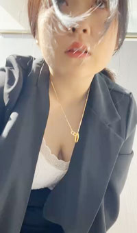 丰满坦克母狗主播，OL制服校园露出自慰，厕所撕开黑丝拿着跳蛋狂塞跳蛋，诱惑呻吟，骚气十足。