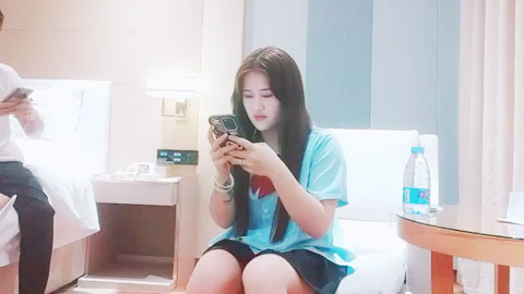 迷妹推荐--酒店操花臂纹身胖妹，一线天肥逼，扶着大白屁股后入