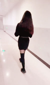 带着表姐去商场逛街，正好无障碍厕所里面没人 今天就玩个刺激的 没想到最后快射的时候保洁阿姨在敲门，吓死了