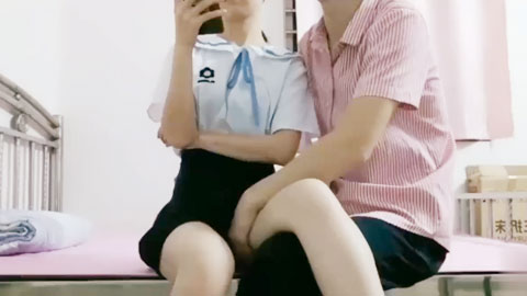 迷妹推荐--爸爸如果给买新手机的话想干嘛就干嘛看到新手机后女儿爱不释手和