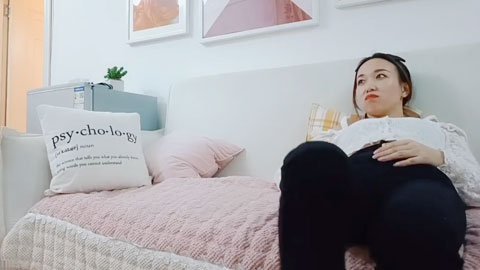 迷妹推荐--大红唇良家小骚货，伸进内裤摸穴，超级视角拍摄，舔骚逼叫的大声，抱着骑乘猛插