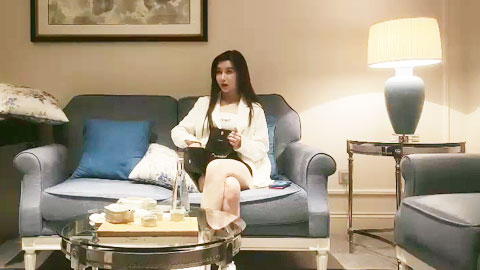 迷妹推荐--极品长腿包臀裙坐在身上调调情，舔屌口交翘起屁股后入抽插猛操