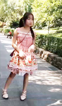 动漫萝莉路边光屁股跑