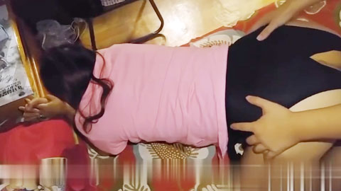 迷妹推荐--阿姨抓着鸡巴又恨又爱，中途接电话一点也不慌，时不时还舒服的哼一声，肥臀被操的啪啪水声，太刺激了