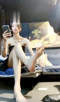 套路直播女主调教男m女m 舔脚滴蜡