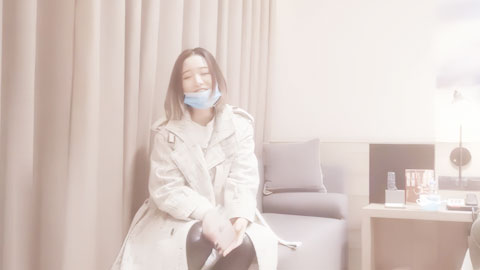 迷妹推荐--短发熟女黑皮裤，自备跳蛋调教人妻