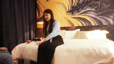 迷妹推荐--出来卖被探花偷拍，后被熟人发现，还能找老实人接盘吗