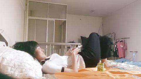 迷妹推荐--懵懂少年偷拍18岁女友，极品娇嫩胴体，一直疲软无怨无悔吹硬插入