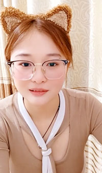 甜美眼镜妹！新下海小尺度！掏出白嫩奶子揉捏