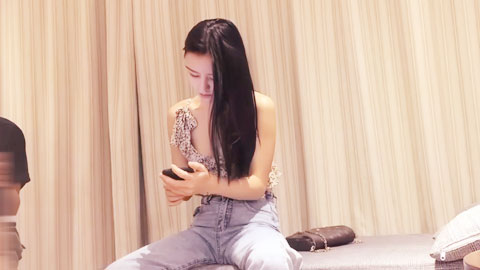 迷妹推荐--长发碎花小背心，被干到身子抽搐不停